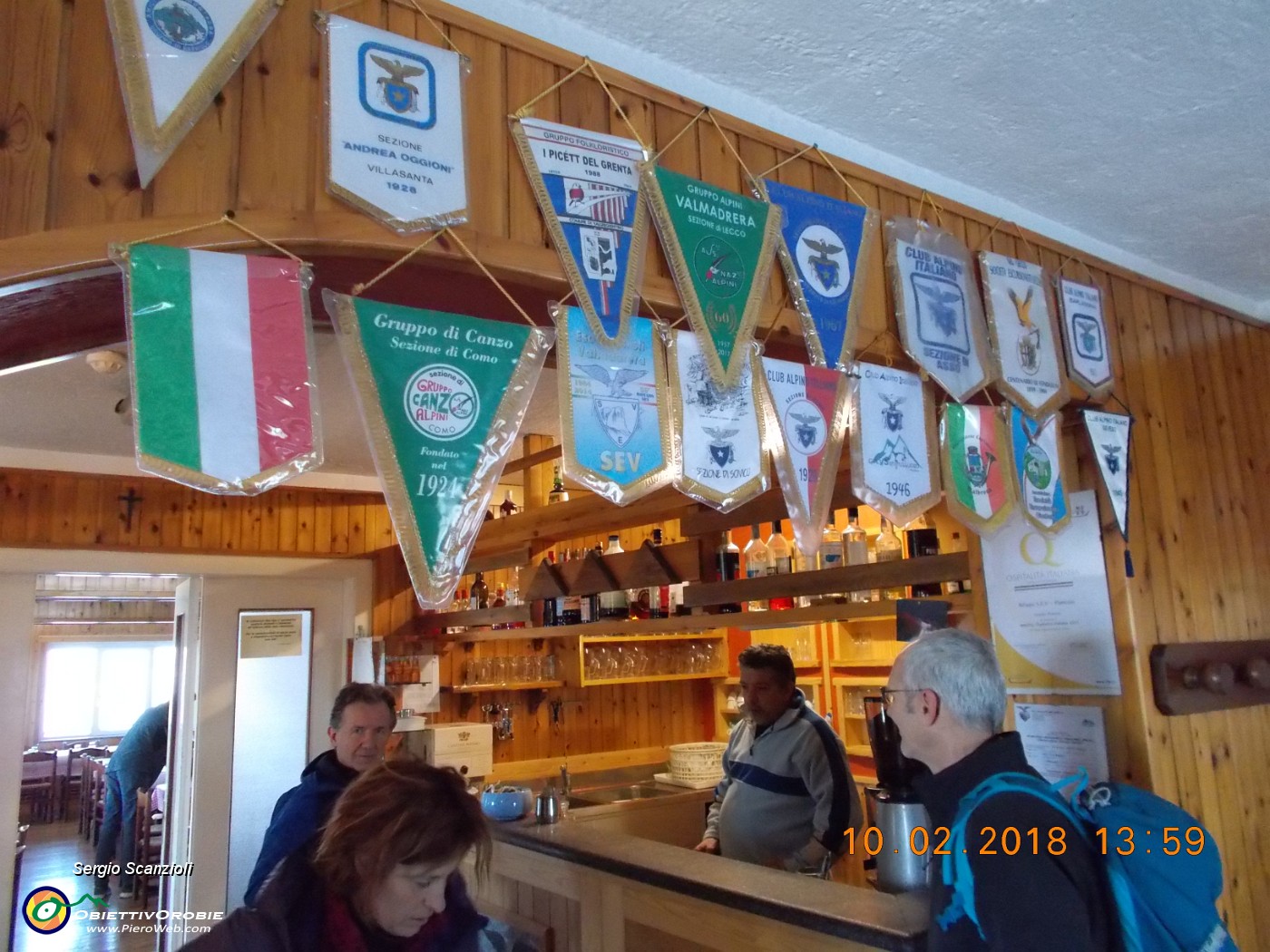 35 GAGLIARDETTI AL BAR DEL RIFUGIO.JPG